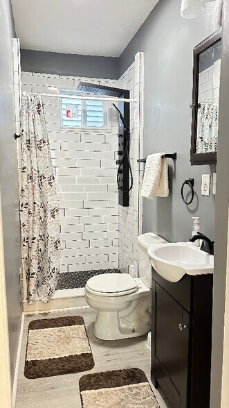 Building Photo - 710 Mulberry St