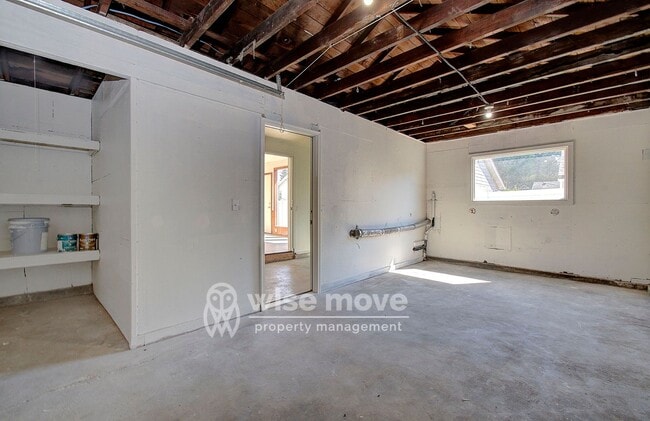 Building Photo - 2 Bedroom Home with Garage- Corner Lot!
