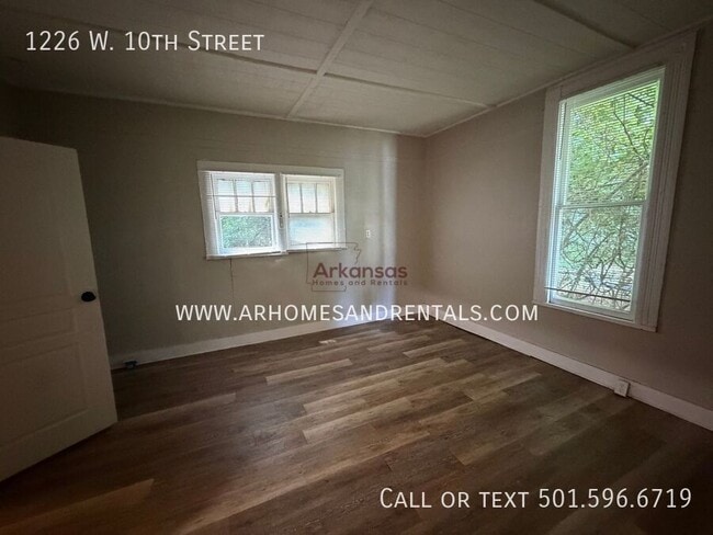 Building Photo - 1226 W 10th St