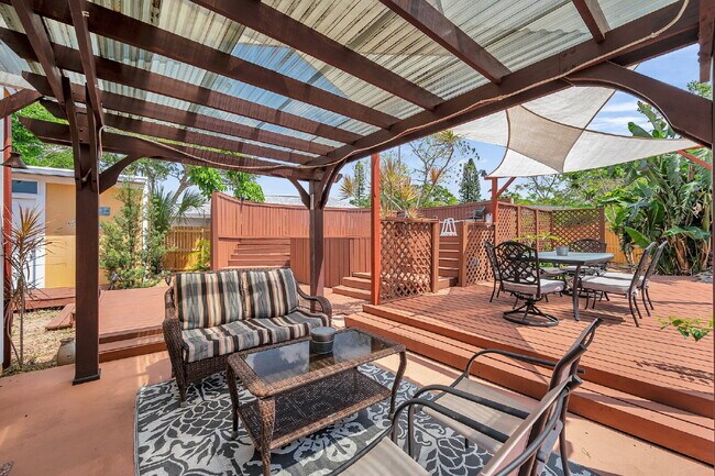 Building Photo - Fully Furnished Pool Home | Flexible Lease...