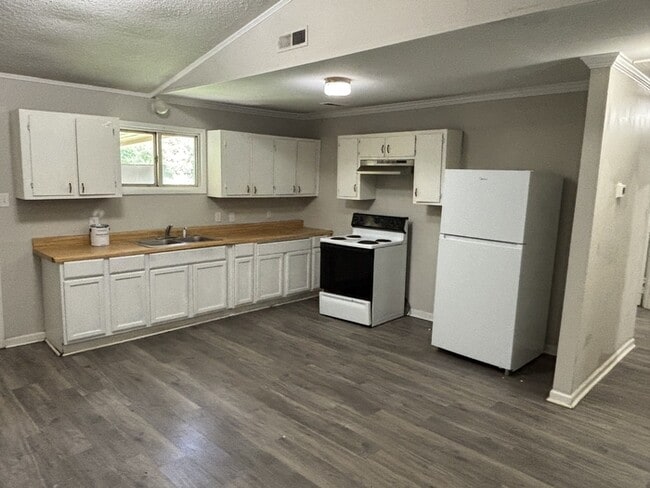 Building Photo - 616 Simpson St