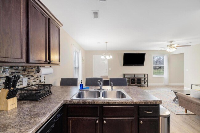 Building Photo - 2927 Watauga Rd