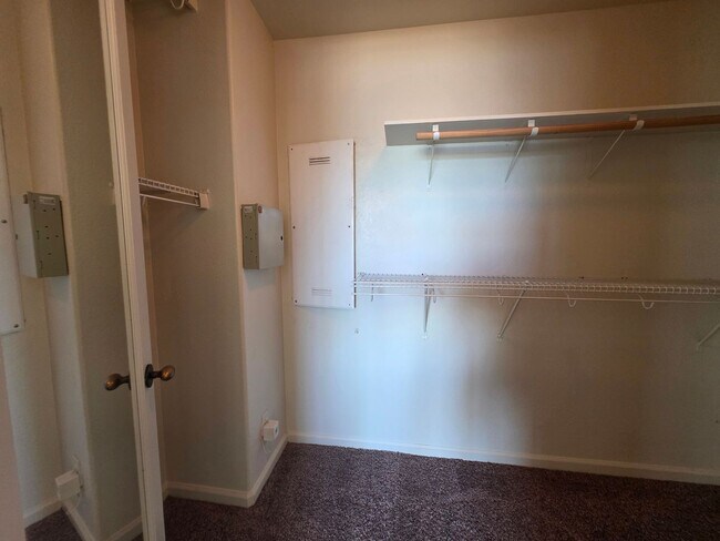 Building Photo - 3 bedroom with an extra office/den space in Modesto!