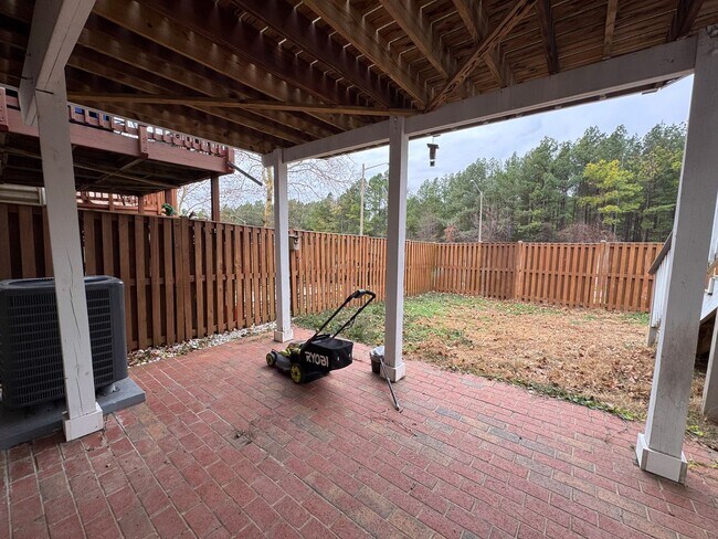 Building Photo - Spacious 2 Primary Beds 1 Den 3.5 Bath Townhome In Vibrant Sycamore Hill