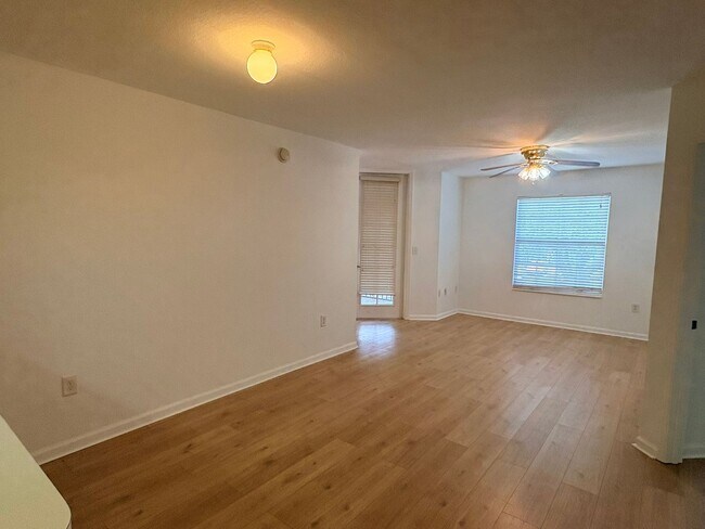 Building Photo - The Residence 4127-411