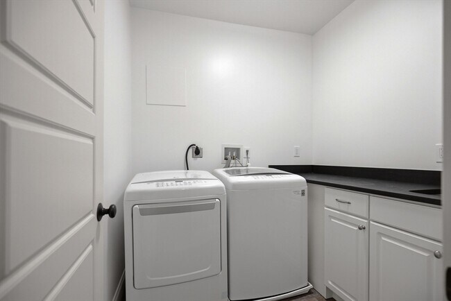 Building Photo - 149 A Bishop Allen Dr