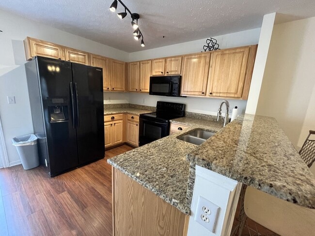 Building Photo - 2 Bedroom Townhome Near Lenox Village!