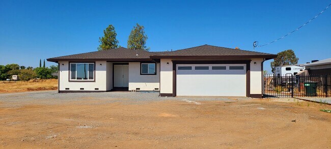 Building Photo - NEWER HOME ON ACRE HUGE LOT!