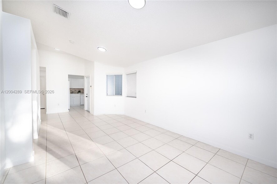 Building Photo - 5000 NW 116th Ct