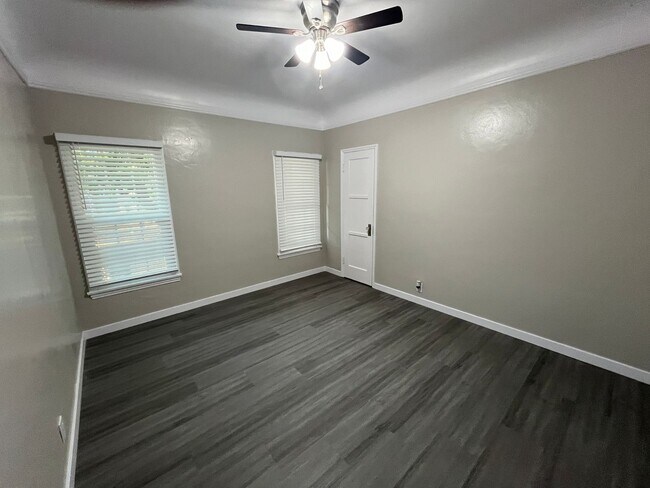 Building Photo - SPACIOUS 1 BEDROOM 1 BATH UPSTAIRS LOCATED NORTH OF DOWNTOWN LONG BEACH