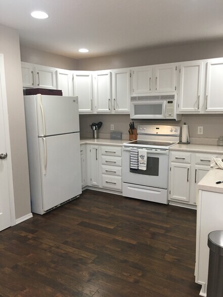 Building Photo - 850 W Hickory Nut Ct