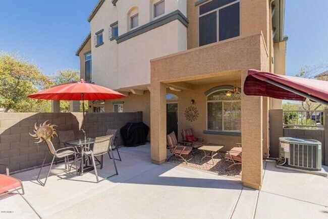 Building Photo - 2 Bedroom, 2.5 Bath Townhome Available NOW!
