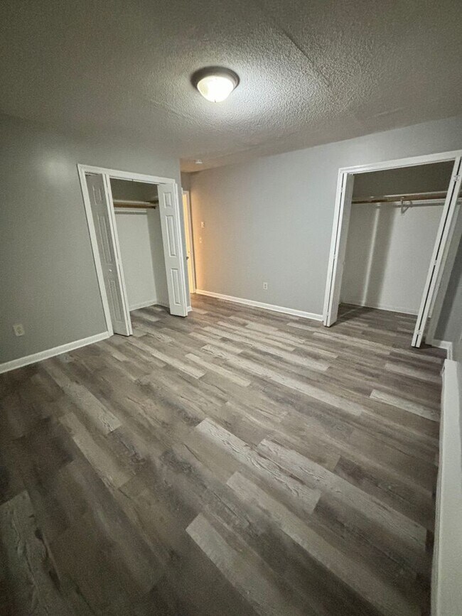 Building Photo - 3 Bedroom Fully Renovated Duplex!!