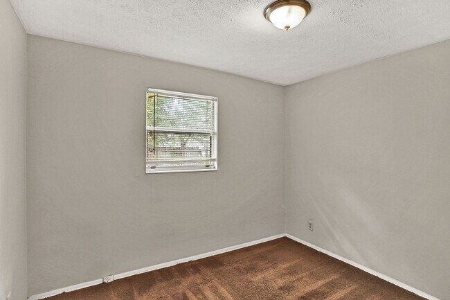 Building Photo - 3 bedroom/ 1.5 bathroom home in Cedar Hill...