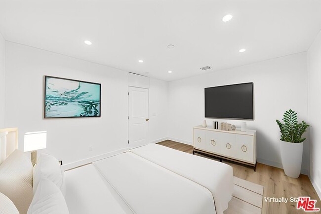 Building Photo - 17623 Burbank Blvd