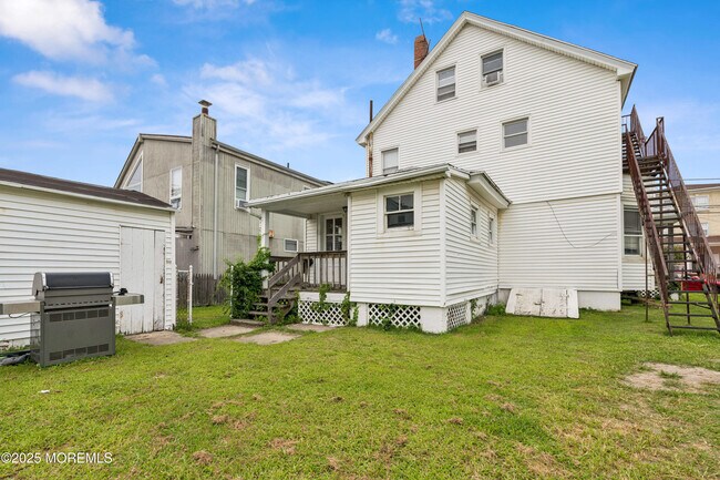 Building Photo - 113 12th Ave