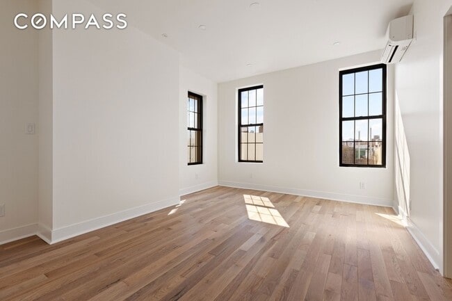 Building Photo - 152 N 10th St