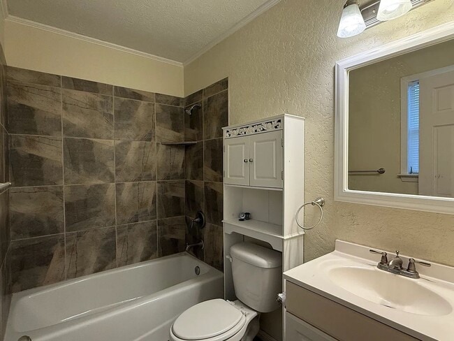 Building Photo - 3 Bed, 2 Bath in Southwood Valley for August Move In!