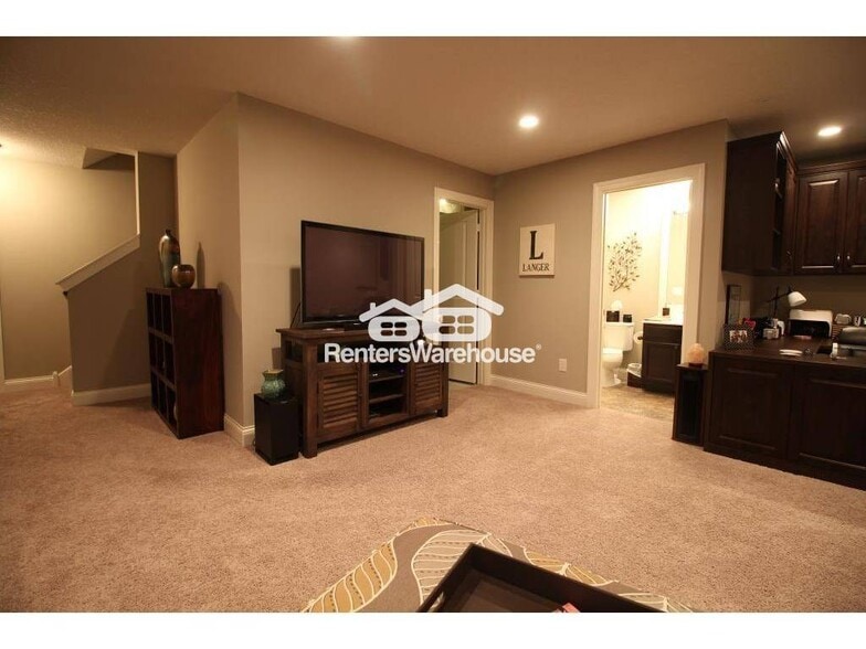 Building Photo - 8411 Larch Ln N