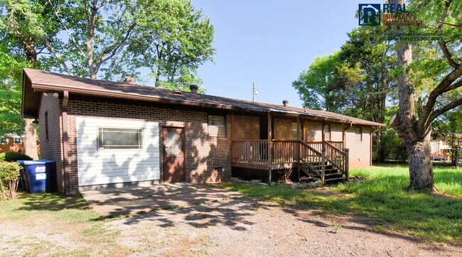 Building Photo - All brick 3BD home PLUS bonus room & back deck, half mile to MTSU!