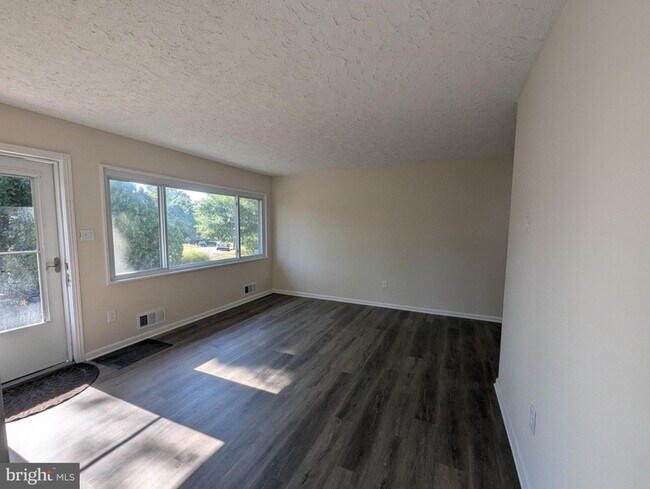 Building Photo - 6327 Willowood Ln
