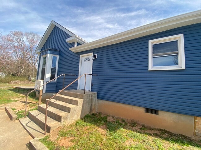 Building Photo - 301 Eaton St