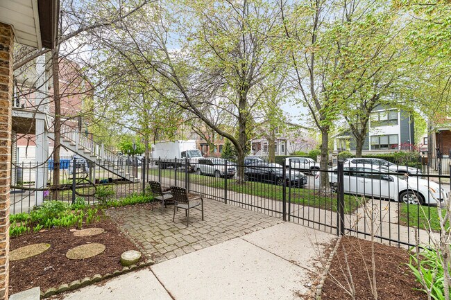 Building Photo - 2034 W Berteau Ave