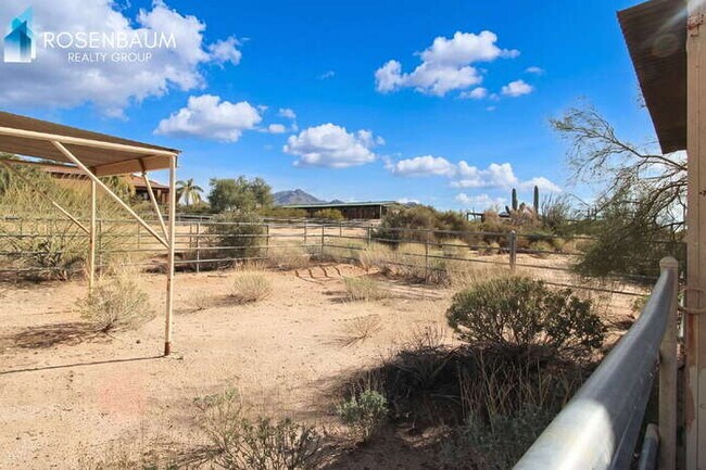 Building Photo - Stunning 2-beds, 2-baths Desert Retreat  in the highly desirable North Scottsdale area!