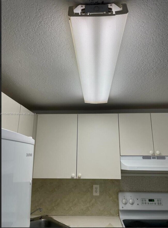 Building Photo - 666 W 81st St