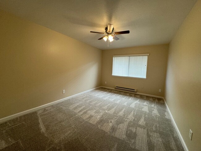 Building Photo - Bright and Spacious, 1 bedroom 1 bath upst...