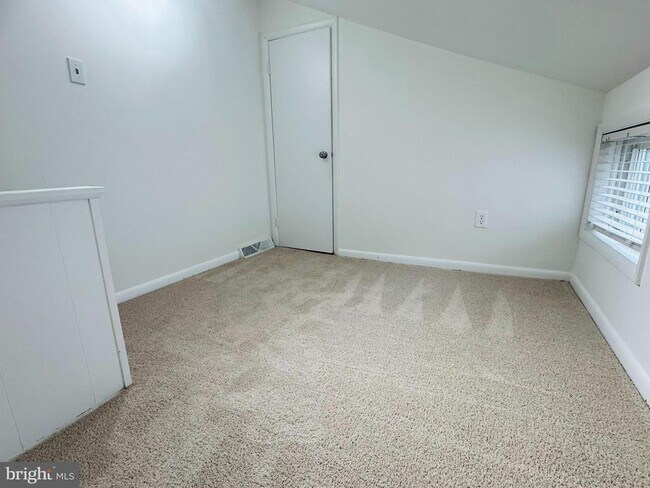 Building Photo - 25 Degrange St