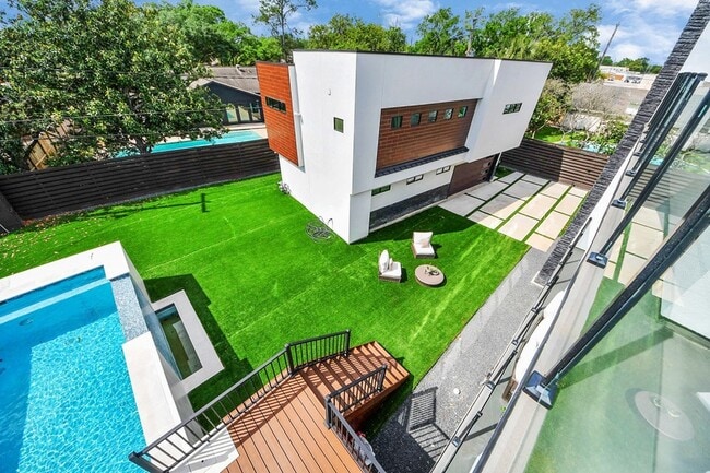 Building Photo - 5327 S Braeswood Blvd