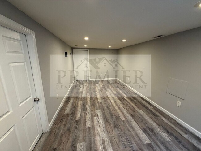 Building Photo - 504 N Westwood Dr