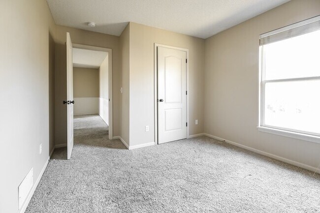 Building Photo - Spacious 4 Bedroom Home