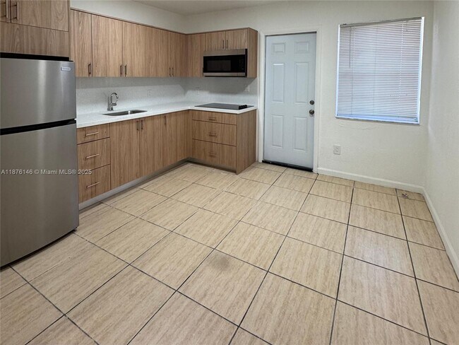 Building Photo - 713 SW 44th Ct