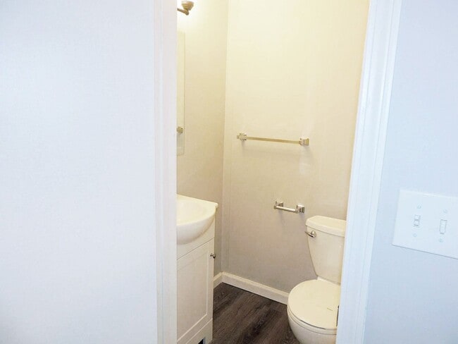 Building Photo - 3 Bed - 2 Full Bath Colonial for Rent!
