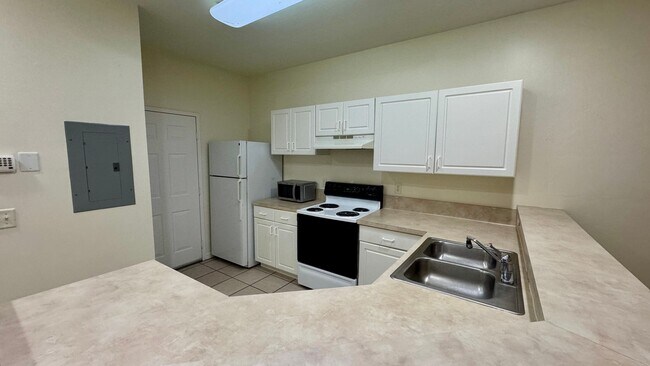 Building Photo - The Greens 2BR Townhome with garage!