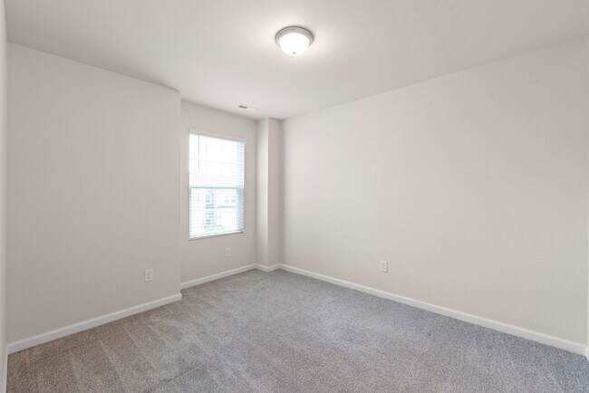 Building Photo - Like-New Townhome in Pristine, Move-In Ready Condition