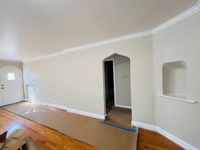 Building Photo - 3 Bed 1 Bath - Harwood Floors