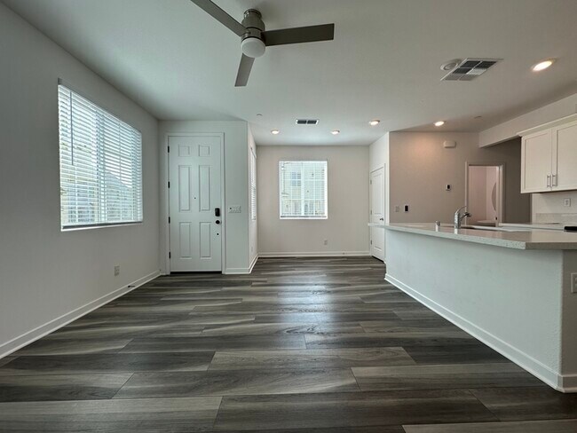 Building Photo - Gorgeous 3 Bedroom 2.5 Bathrooms