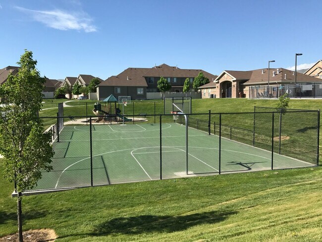 Building Photo - Beautiful 4 bedroom Riverton Townhome for ...