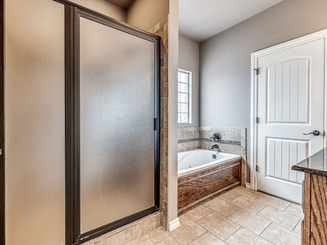 Building Photo - 3 Bedroom + Study + 3 car garage home located in the heart of Edmond!