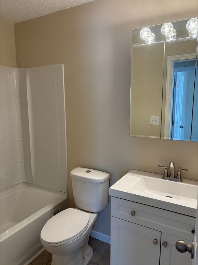 Building Photo - 3 Bedroom, 2 Bath Single Family Home in Clinton, IA