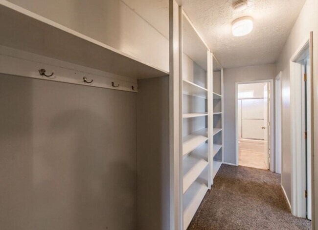 Building Photo - 410-12 Harrison St, Newberg