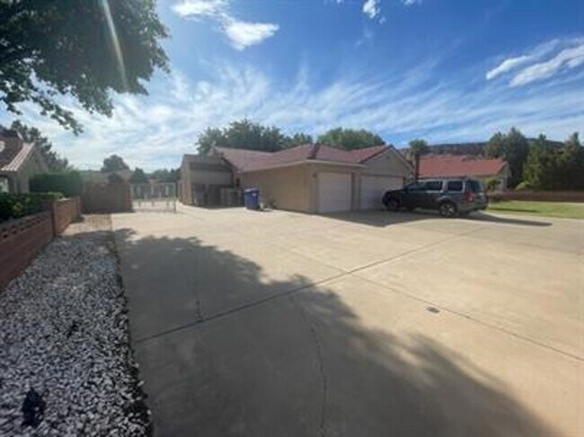Building Photo - Bloomington Beauty!  6 month lease