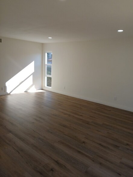 Building Photo - 809 Amigos Way