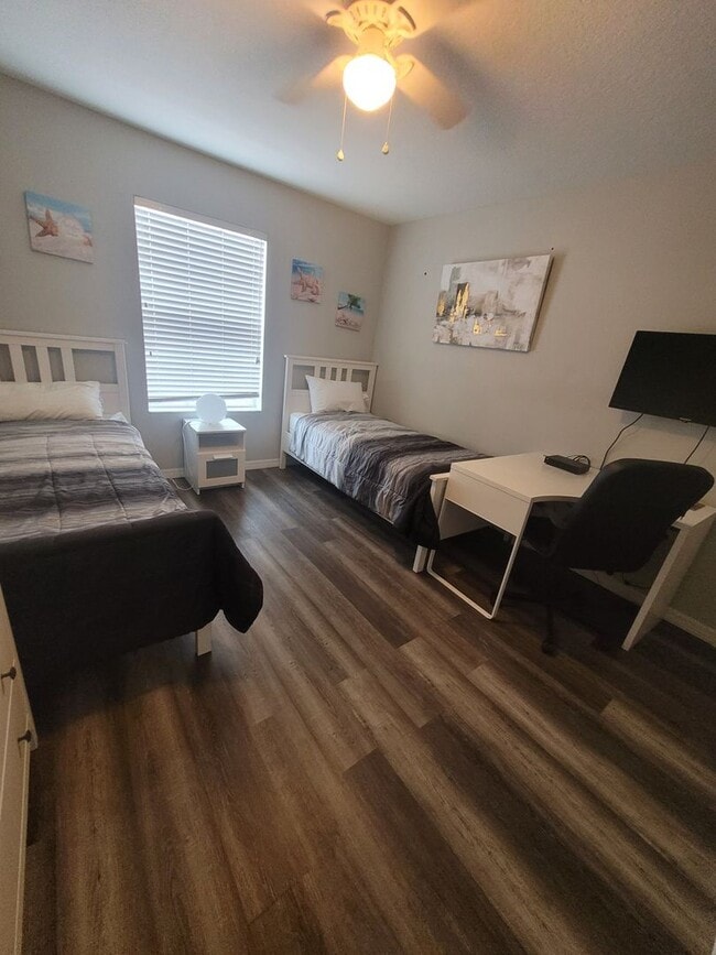 Building Photo - RENOVATED 4 bed 3 bath Completely FURNISHE...