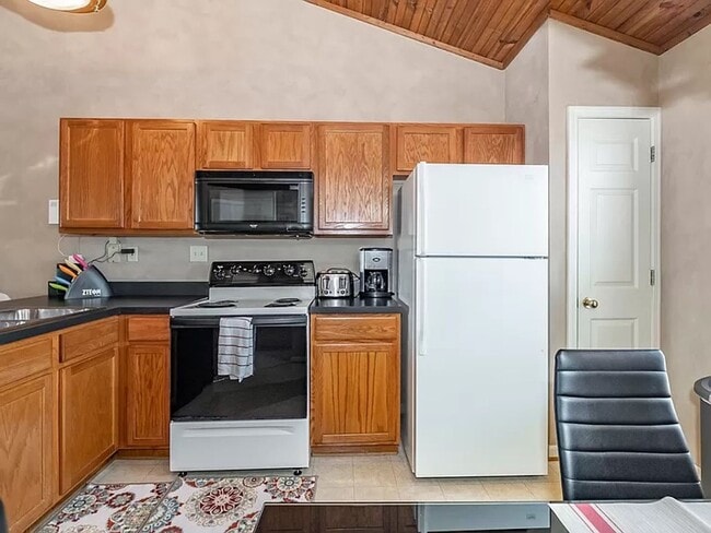 Building Photo - Townhome With Garage!