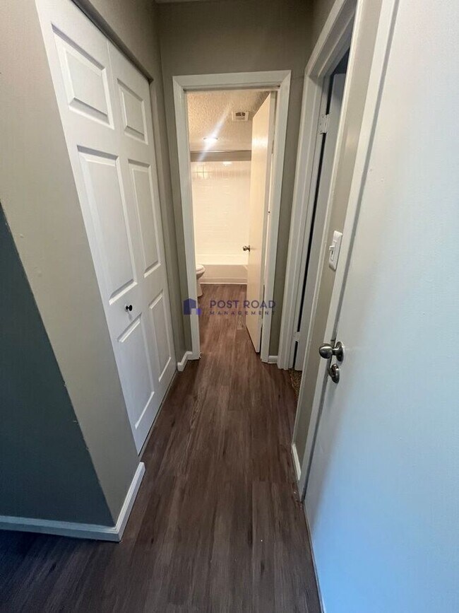 Building Photo - 565 W 27th St S