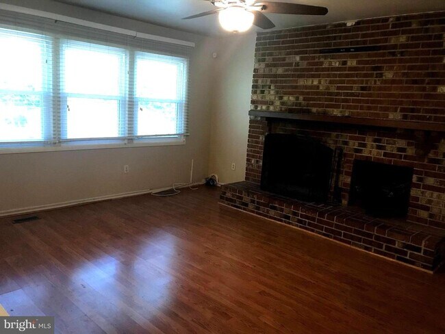Building Photo - 12815 Point Pleasant Dr